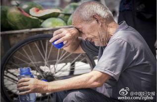 定州老头老太太吃瓜视频,老少同乐，共享夏日清凉时光