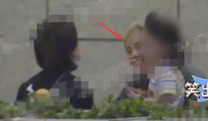 邢台抱孩子吃瓜事件视频,传统习俗还是不文明行为？