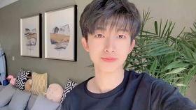 校园吃瓜大赛女生视频,女生视频引发热议，揭秘校园生活趣味瞬间