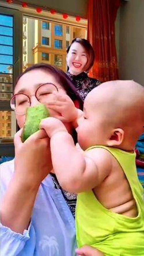 吃瓜萌娃最可爱视频,可爱指数爆表！