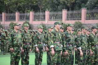 军训学长吃瓜尴尬视频,笑料百出引网友热议