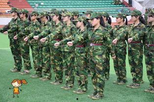 军训学长吃瓜尴尬视频,笑料百出引网友热议