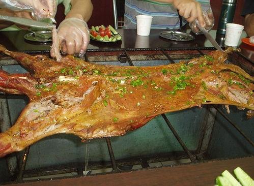 带你吃瓜缅甸烤全羊视频,带你领略异国美食魅力