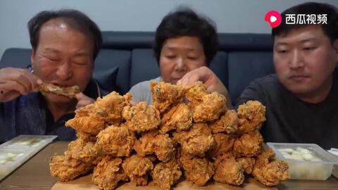 一家人炸裂吃瓜视频,一场吃瓜视频引发的全民热议