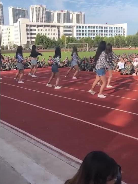 军训吃瓜跳舞视频播放