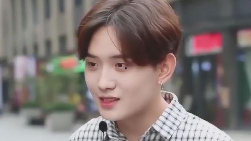 吃瓜情侣博主视频