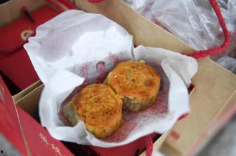 网红二饼掰开吃瓜的视频,瓜果新鲜度大揭秘，掰开吃瓜新体验