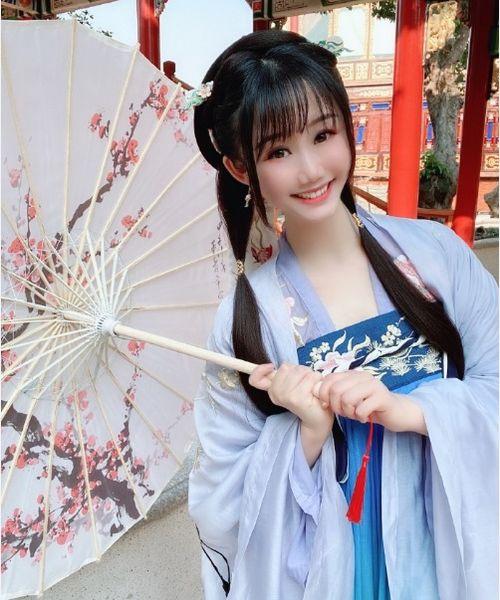 汉服女博主吃瓜视频,吃瓜视频背后的时尚风云