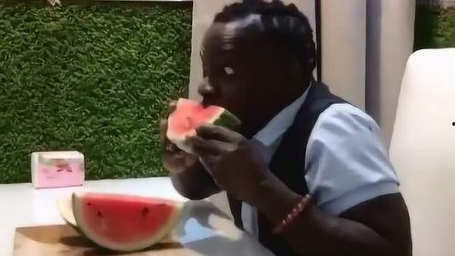 小哥吃瓜吃到自己身上的视频,小哥意外成为网络热门话题