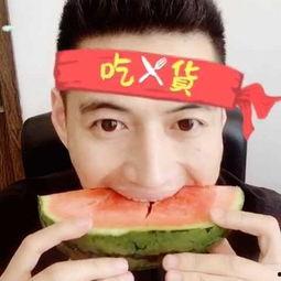 网红帅小伙摆摊视频吃瓜,摆摊也能这么潮？