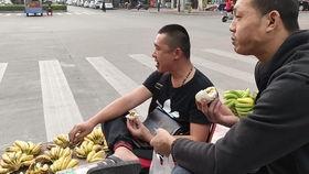 网红帅小伙摆摊视频吃瓜,摆摊也能这么潮？