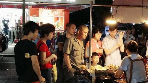 网红帅小伙摆摊视频吃瓜,摆摊也能这么潮？