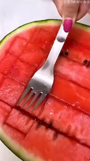 吃瓜神器挖勺两用视频