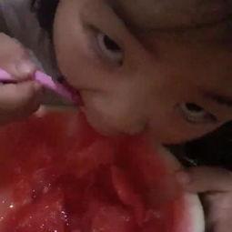 小孩练腰吃瓜视频,小孩练腰乐趣多