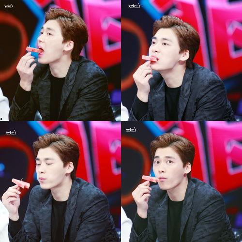 李易峰吃瓜戴头巾视频,瓜王新姿势