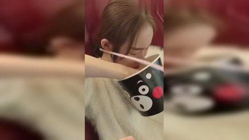 小伙吃瓜摔倒视频