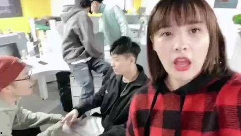 中韩情侣吃瓜视频,甜蜜互动引网友热议