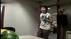 中韩情侣吃瓜视频,甜蜜互动引网友热议