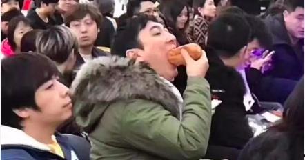 吃瓜新郎后续视频大全,揭秘后续视频背后的精彩故事