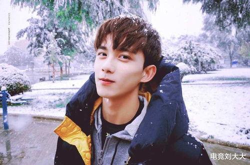 吴磊吃瓜视频大全播放下载,热门片段集锦，一键下载回味无穷