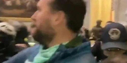 外国吃瓜群众被打视频,外国网友目睹暴力事件，社交媒体上掀起热议