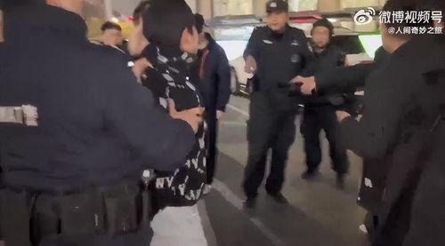 杭州吃瓜群众受伤视频,街头冲突瞬间引发社会关注