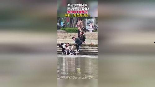 吃瓜群众暴雨视频播放,吃瓜群众捕捉惊险瞬间