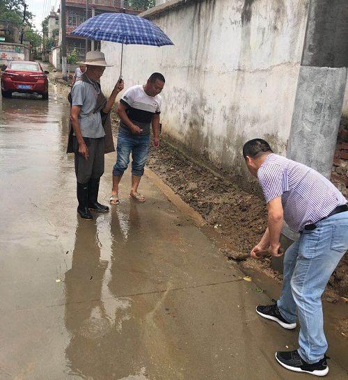 吃瓜群众暴雨视频播放,吃瓜群众捕捉惊险瞬间