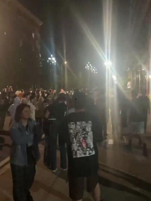 情侣现场吃瓜视频