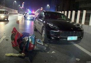 男子骑车吃瓜后被撞视频