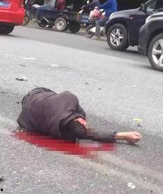 男子骑车吃瓜后被撞视频