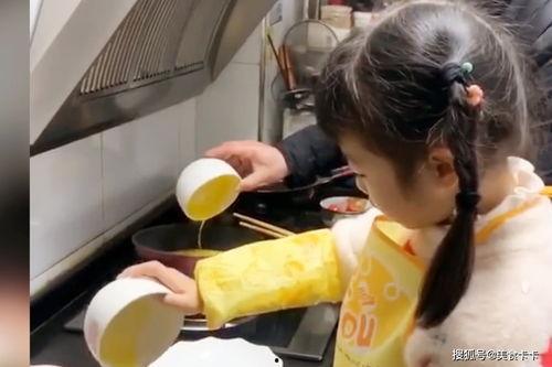 吃瓜父亲教女儿做饭视频,女儿学会做饭的温馨瞬间