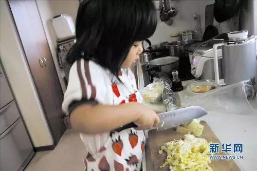 吃瓜父亲教女儿做饭视频,女儿学会做饭的温馨瞬间