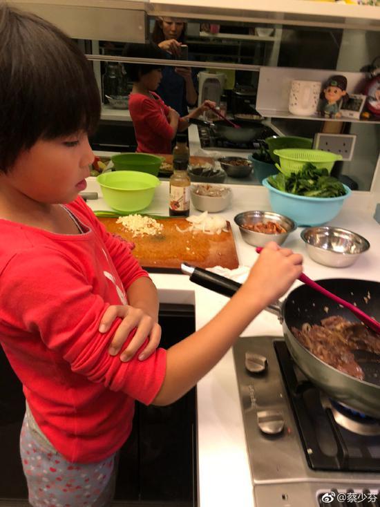 吃瓜父亲教女儿做饭视频,女儿学会做饭的温馨瞬间