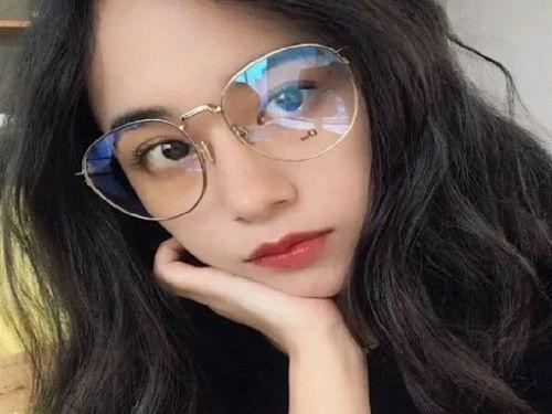 吃瓜擦眼睛的视频下载