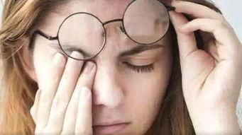 吃瓜擦眼睛的视频下载